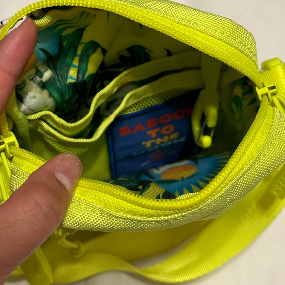 Baboon to the Moon 1.2 L Sling Bag Gilardi Neon Yellow Green EUC Discontinued - Picture 6 of 9